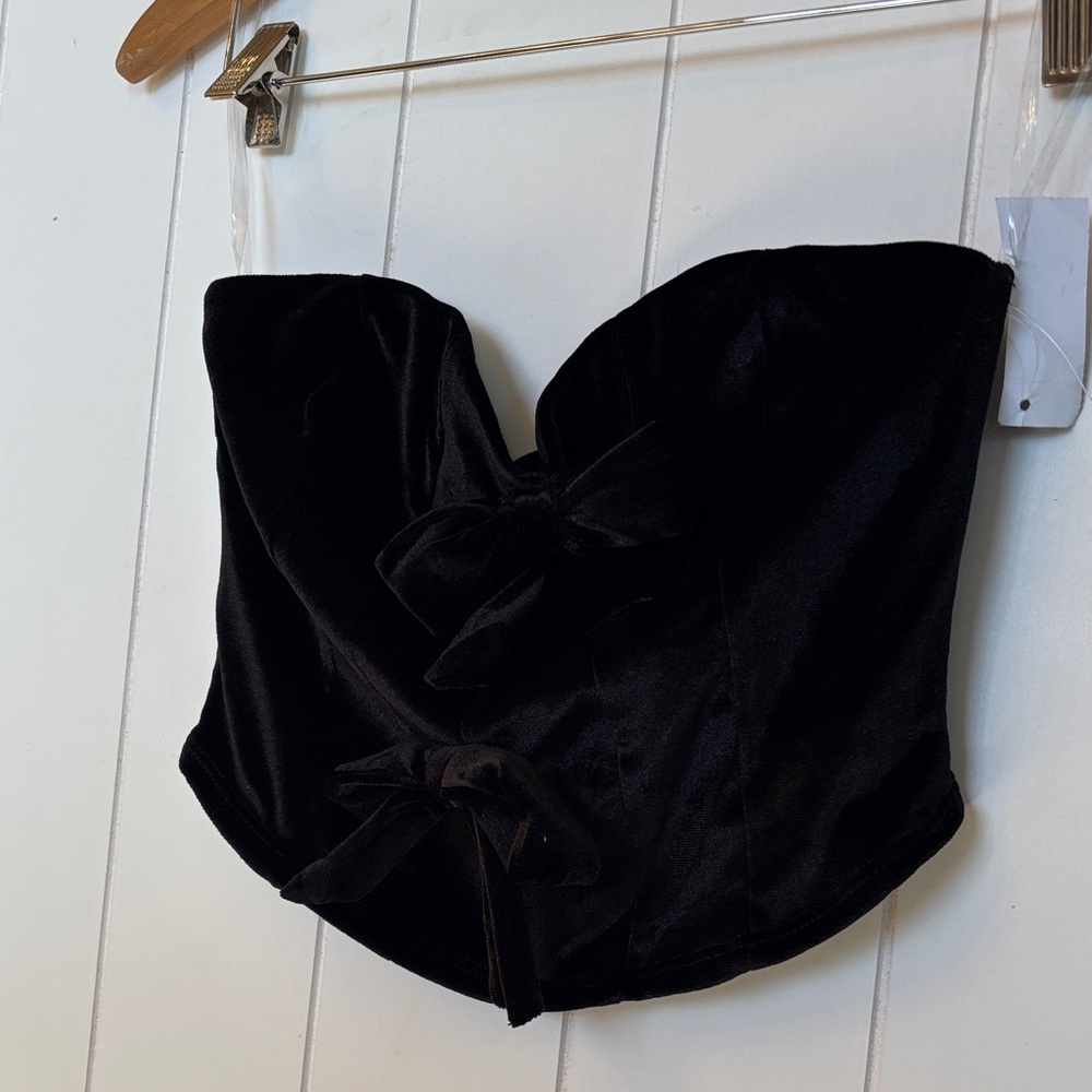 NWT originality black velvet/bow crop top! Small